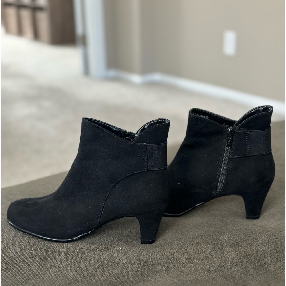 Aerosols suede ankle bootie, size 5